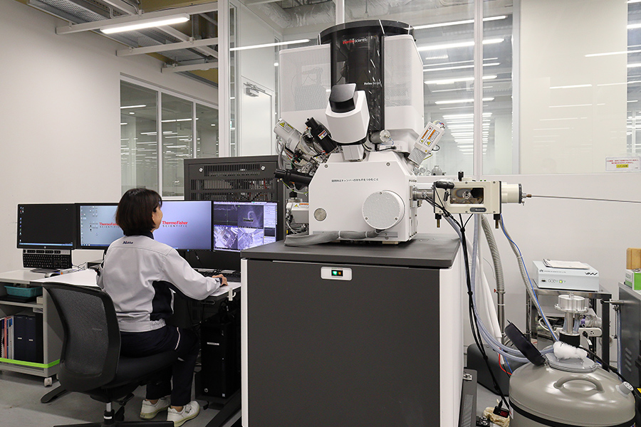 冷却集束イオンビーム／走査型電子顕微鏡複合装置